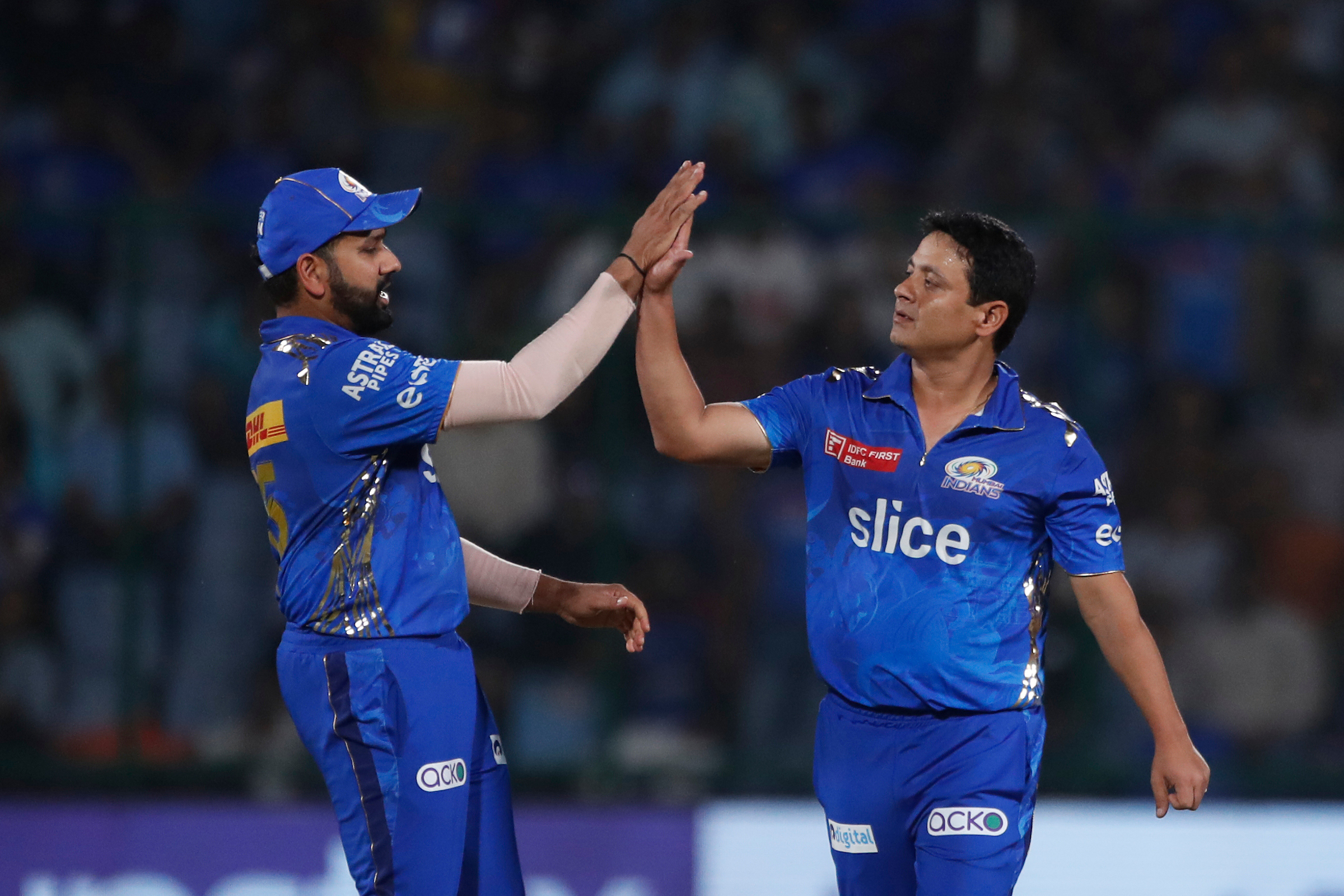 மும்பையை பந்தாடிய அக்ஸர் பட்டேல்.. டேவிட் வார்னர் மந்தமான ஆட்டம்... கடைசியில் கொத்துக்கொத்தாக விக்கெட் விட்ட டெல்லி அணி 172 ரன்களுக்கு ஆல் அவுட்! 6 மும்பையை பந்தாடிய அக்ஸர் பட்டேல்.. டேவிட் வார்னர் மந்தமான ஆட்டம்... கடைசியில் கொத்துக்கொத்தாக விக்கெட் விட்ட டெல்லி அணி 172 ரன்களுக்கு ஆல் அவுட்! 6