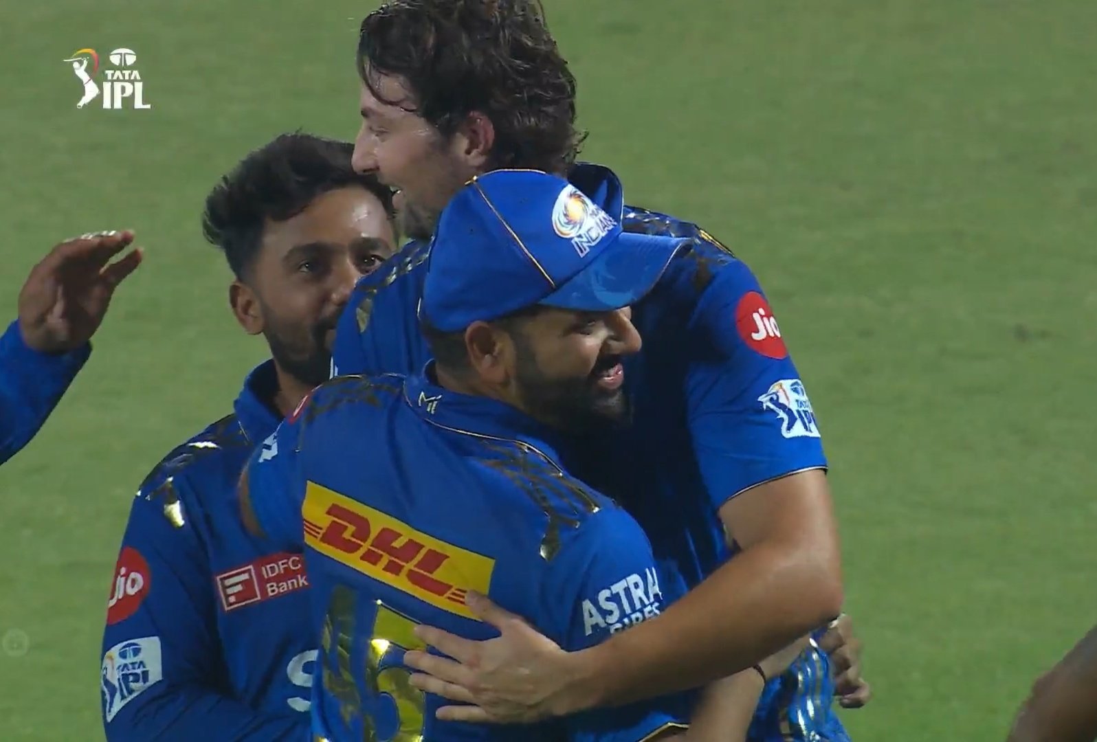 இந்த ரோகித் சர்மாவுக்கு தான் காத்துகிட்டு இருந்தோம்... பட்டைய கிளப்பிய ஹிட்மேன்.. மும்பை அணி கடைசி பந்தில் த்ரில் வெற்றி! 6