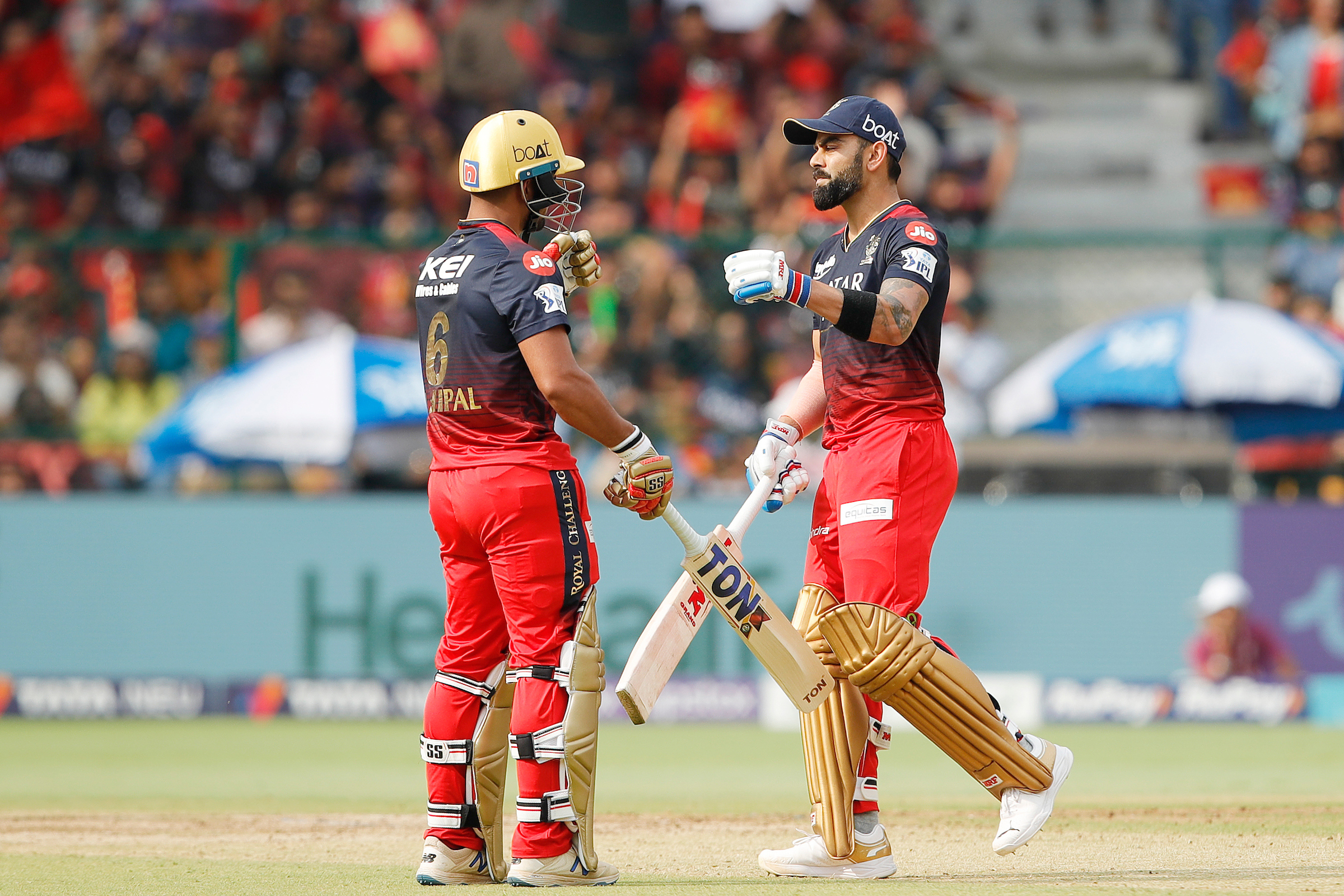 எப்பவுமே நான் மட்டுமே ஆடுனா எப்படிடா... தரமான ஆரம்பம் கொடுத்த விராட் கோலி.. கோட்டைவிட்ட மிடில் ஆர்டர்... 174 ரன்களில் ஆர்சிபி அணியை சுருட்டியது டெல்லி! 3