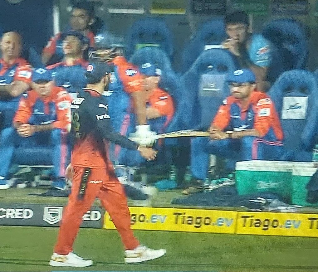 வீடியோ: நீ எல்லாம் இனி ஒரு ஆளே இல்ல... கேரியரை காலி செய்ய நினைத்த கங்குலிக்கு போட்டி முடிந்தபின் தரமான பதிலடி கொடுத்த கிங் கோலி !! 4