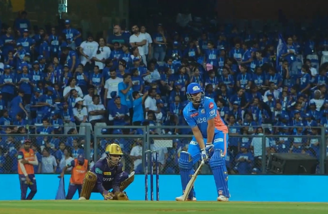 மீண்டும் ஃபார்முக்கு வந்த சூரியகுமார், இஷான் கிஷன்.. வெங்கடேஷ் ஐயர் சதம் வீண்... கொல்கத்தாவை வீழ்த்தி மும்பை இந்தியன்ஸ் அபார வெற்றி! 4