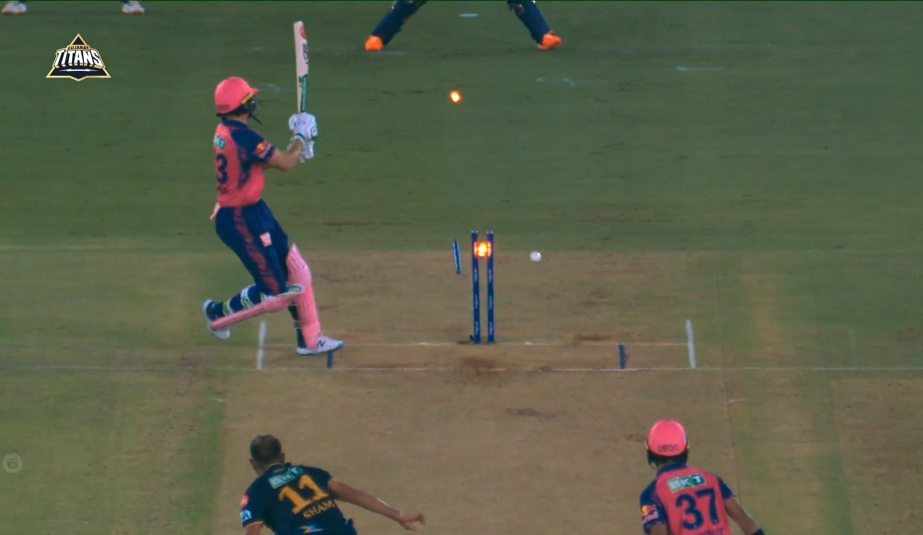 வீடியோ: ஷமி வெறித்தனம்.. 0 ரன்னுக்கு பட்லர் ஸ்டம்ப்பை பறக்கவிட்ட ஷமி... ஆக்ரோஷமாக கொண்டாட்டம்! 3