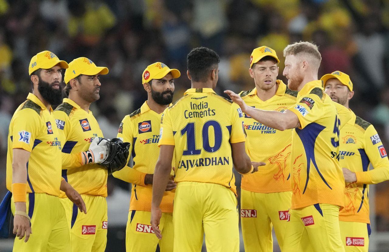 தோனி விளையாடுவாரா..? சீனியர் வீரர் விலகல்; பெங்களூர் அணியுடனான போட்டிக்கான சென்னை அணி இது தான் !! 2
