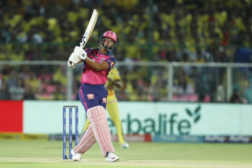 மாஸான துவக்கம் கொடுத்த ஜெய்ஸ்வால்… ஒரு ஓவரில் போட்டியை மாற்றிய துசார் தேஸ்பாண்டே; சென்னை அணிக்கு கடின இலக்கு !!