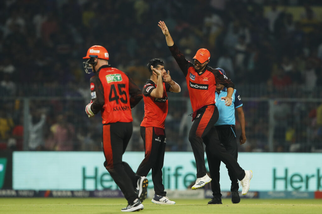 எல்லா டைமும் அடிக்க முடியுமா..? முடிந்தவரை மல்லுக்கட்டி பார்த்த ரிங்கு சிங், நிதிஷ் ராணா; போராடி தப்பித்தது ஹைதராபாத் !!