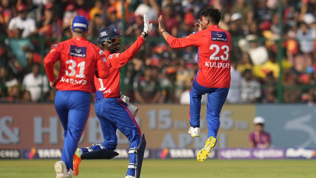 எப்பவுமே நான் மட்டுமே ஆடுனா எப்படிடா... தரமான ஆரம்பம் கொடுத்த விராட் கோலி.. கோட்டைவிட்ட மிடில் ஆர்டர்... 174 ரன்களில் ஆர்சிபி அணியை சுருட்டியது டெல்லி! 4