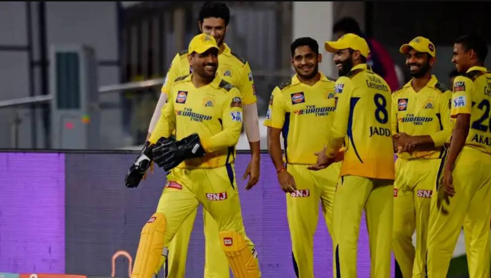 தோனி விளையாடுவாரா..? சீனியர் வீரர் விலகல்; பெங்களூர் அணியுடனான போட்டிக்கான சென்னை அணி இது தான் !! 1