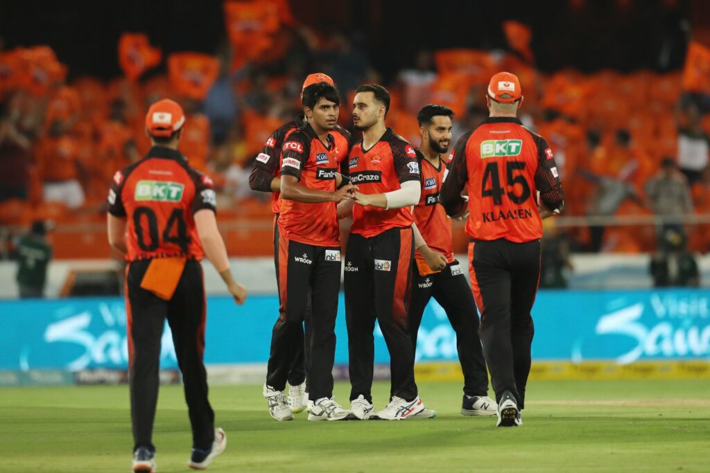 நடராஜன் மிரட்டல் பந்துவீச்சு… கடைசி நேரத்தில் சொதப்பிய கொல்கத்தா வீரர்கள்; ஹைதராபாத்திற்கு சவாலான இலக்கு !!