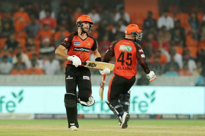 கிரிக்கெட்டின் “கிங்” என்பதை மீண்டும் நிரூபித்த விராட் கோலி… ப்ளே ஆஃப் வாய்ப்பை தக்க வைத்து கொண்ட பெங்களூர் அணி; ரசிகர்கள் மகிழ்ச்சி !!