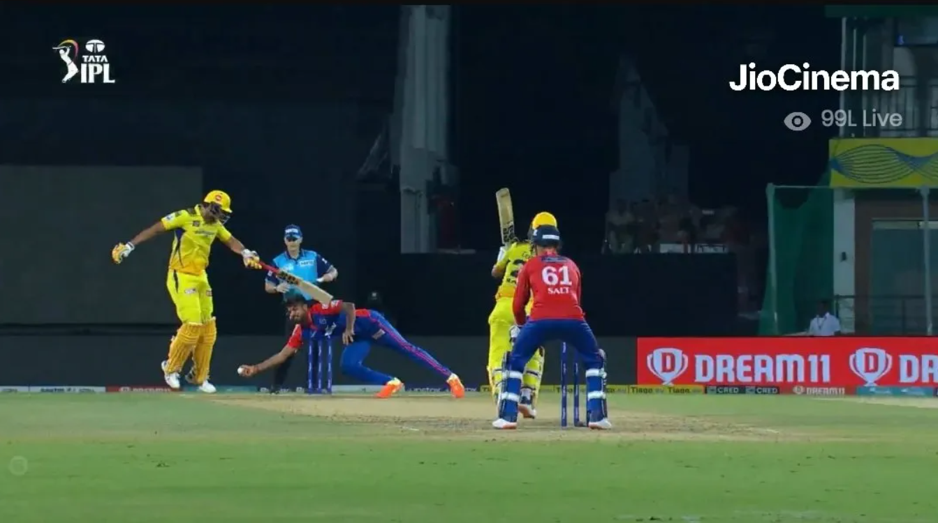 வீடியோ; வேற லெவல்… 5 நொடிகளில் அபாரமான கேட்ச்; மிரட்டலான கேட்ச் பிடித்த லலித் யாதவ் !!