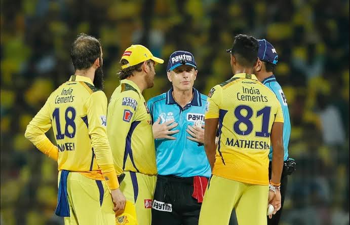 நீங்கல்லாம் அம்பயாரா இல்ல தோனி ஃபேனாடா... தோனிக்கு சாதகமாக நடுவர்கள் நடக்கிறார்கள் - புதிய சர்ச்சையை கிளப்பிய முன்னாள் ஆஸி வீரர்! 3