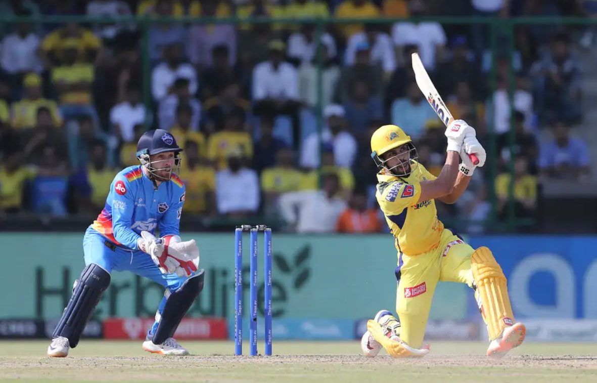 அடுத்தது டூபிளசிஸ் தான்… மைக் ஹசியின் சாதனையை காலி செய்து தரமான சாதனை படைத்த ருத்துராஜ் கெய்க்வாட் !!