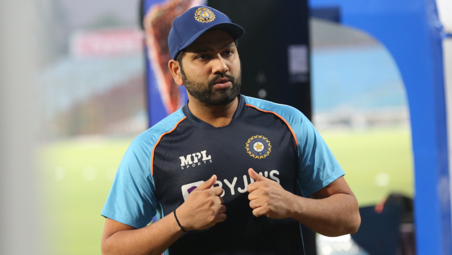 இனி டீம்ல இடம் கிடைக்கிறதே கஷ்டம்… கேப்டன் பதவிய பத்தி பேசிட்டு இருக்கீங்க;  ரோஹித் சர்மா குறித்து தைரியமாக பேசிய முன்னாள் வீரர் !!