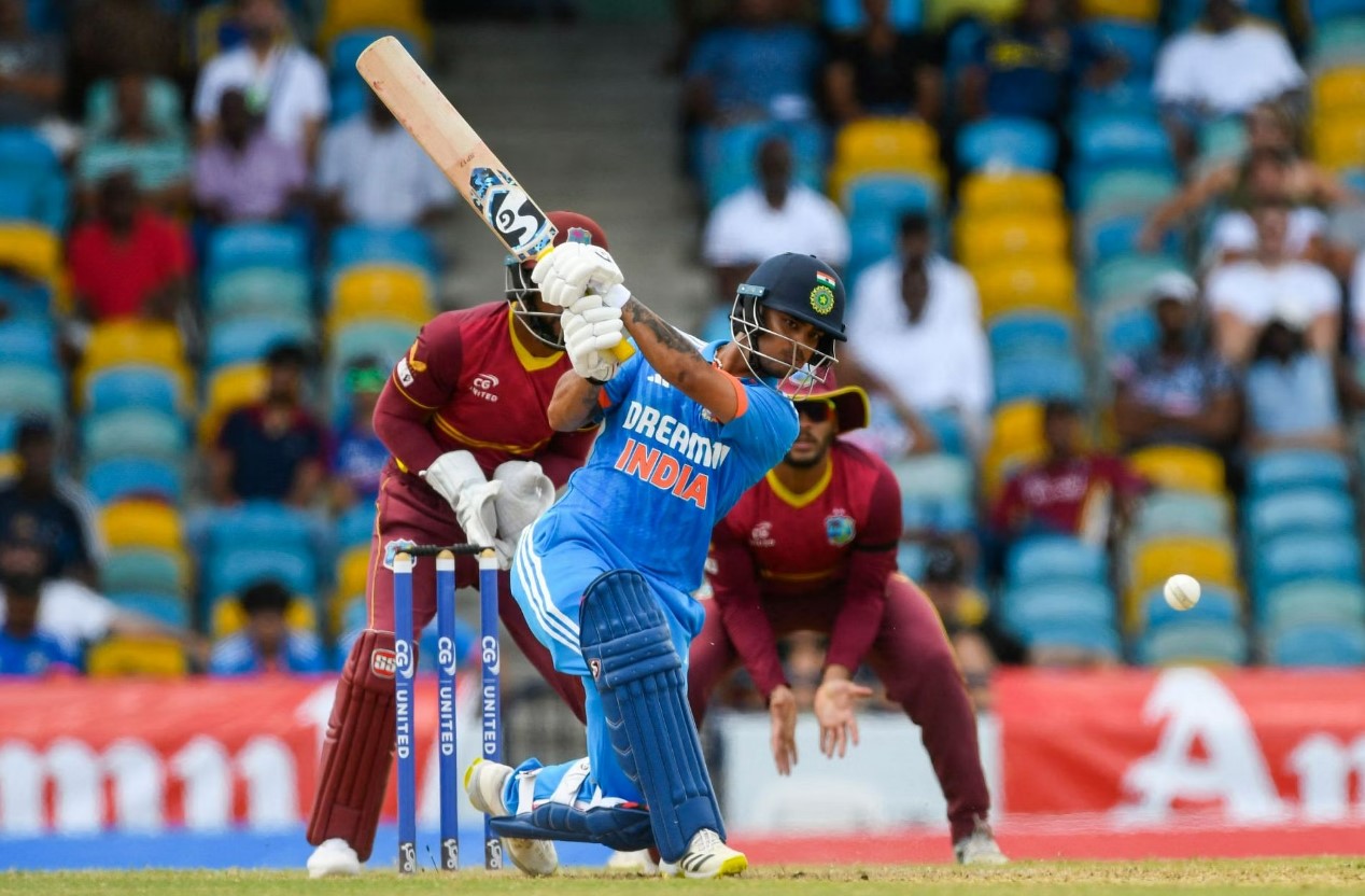 இரண்டு மாசத்துல உலகக்கோப்பைய வச்சுக்கிட்டு செய்யுற வேலையாடா இது… திருந்துங்க ப்ளீஸ்; இந்திய அணியை விமர்சித்த ஆகாஷ் சோப்ரா !!