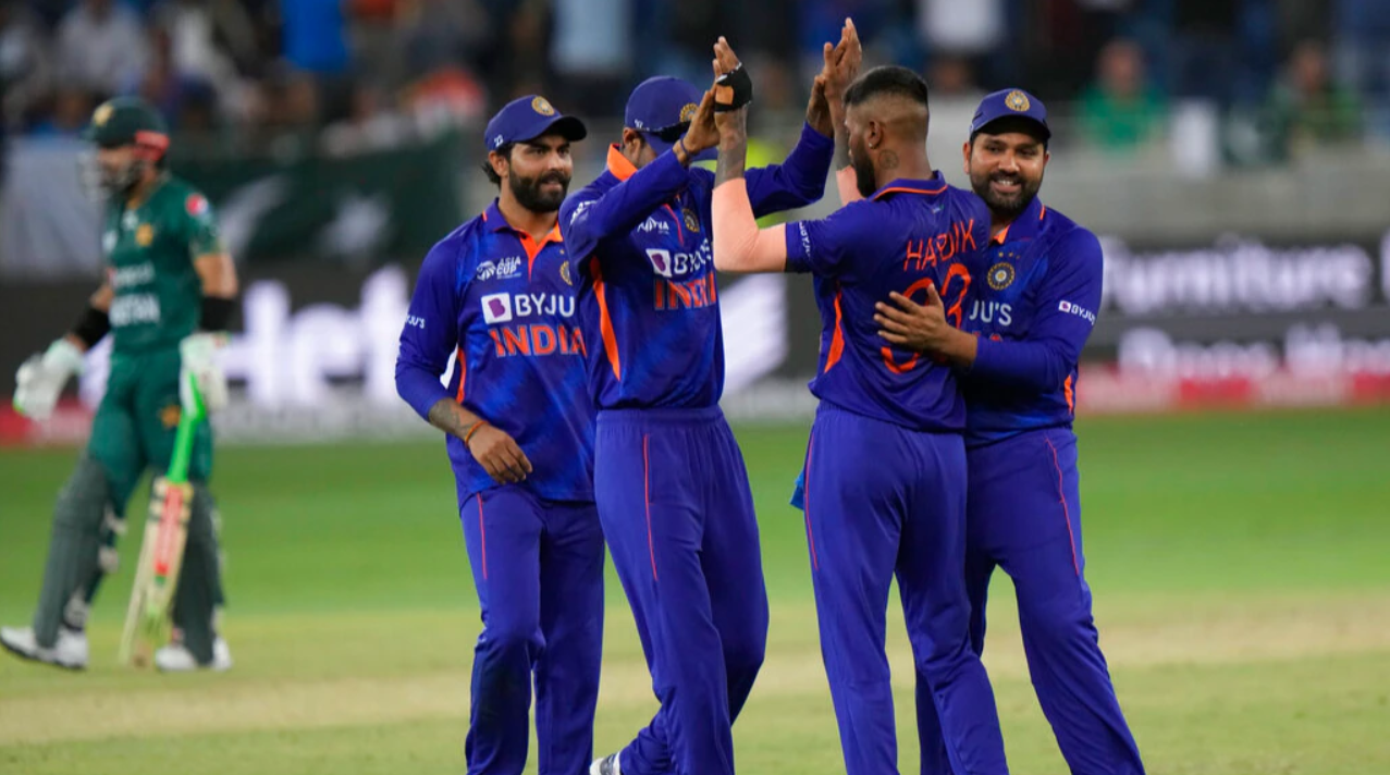 ரோஹித் சர்மா வேண்டாம்… இவரை துவக்க வீரராக களமிறங்குங்கள்; பாகிஸ்தான் போட்டிக்கான முதல் 4 பேட்ஸ்மேன்களை தேர்வு செய்த கவுதம் கம்பீர் !!