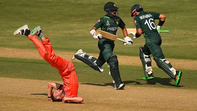 பந்துவீச்சில் பாகிஸ்தானை திணறடித்த நெதர்லாந்து வீரர்கள்; 286 ரன்களில் ஆல் அவுட்டானது பாகிஸ்தான் !!