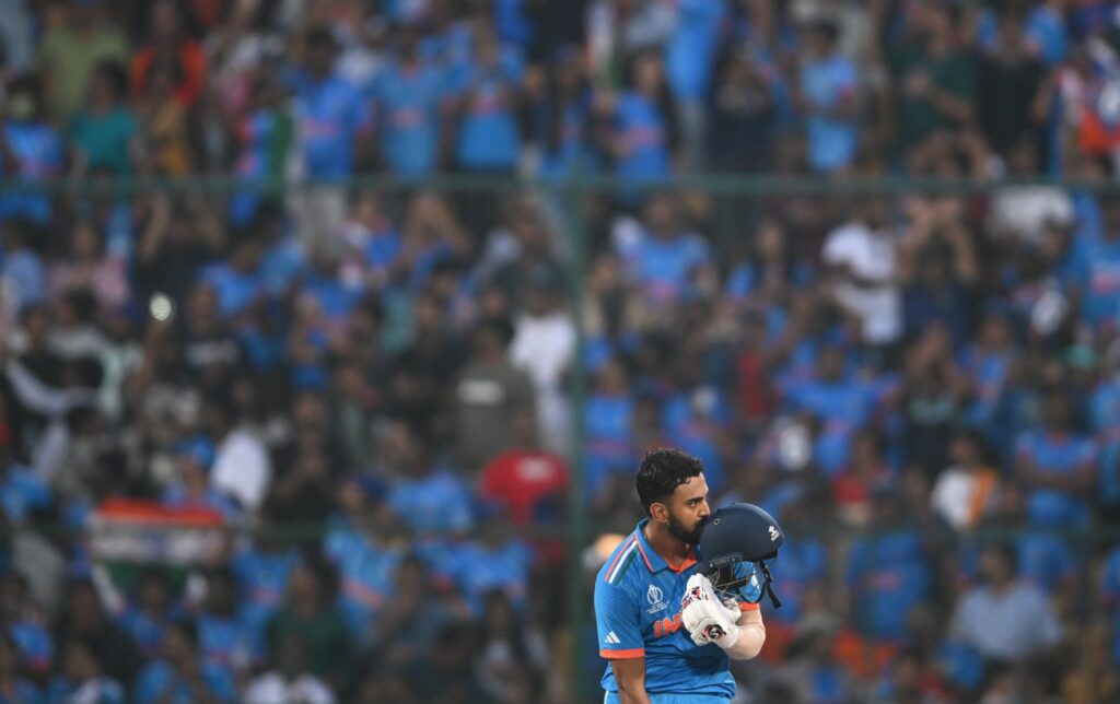 11 பவுண்டரி… 4 சிக்ஸர்… அசுரவேகத்தில் சதம் அடித்து மிகப்பெரும் வரலாற்றிலும் இடம்பிடித்த கே.எல் ராகுல் !!