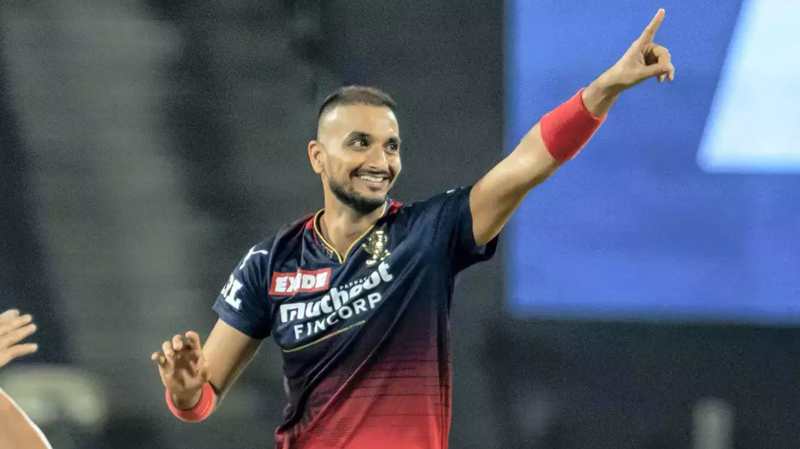 பெங்களூர் வீரர் ஹர்சல் பட்டேலை சென்னை சூப்பர் கிங்ஸ் அணி ஏலத்தில் எடுக்கும்; சென்னை ரசிகர்களுக்கு ஷாக் கொடுத்த இர்பான் பதான் !!