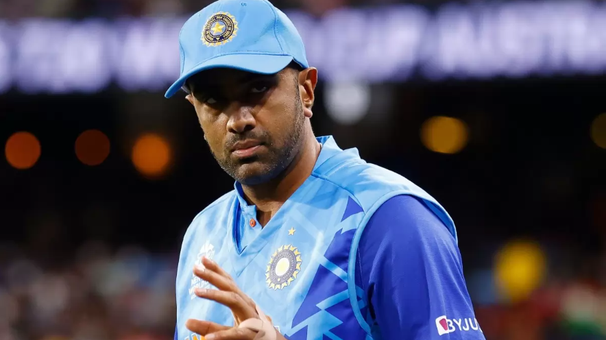 இடது கை தல தோனி இவர் தான்… இந்திய அணியின் நம்பிக்கை நாயகனை பாராட்டி பேசிய ரவிச்சந்திர அஸ்வின் !!