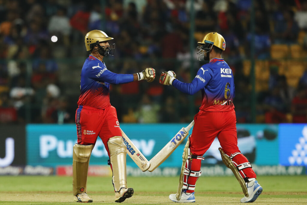 தனி ஆளாக போராடிய விராட் கோலி… கடைசி நேரத்தில் பெங்களூர் அணியை கரை சேர்த்த தினேஷ் கார்த்திக்; மிரட்டல் வெற்றி பெற்றது பெங்களூர் !!