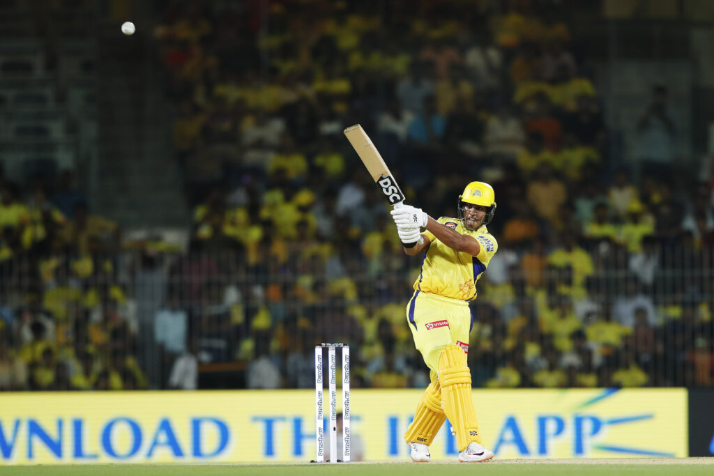 குஜராத் அணியின் பந்துவீச்சில் வாணவேடிக்கை காட்டிய சிக்ஸர் நாயகன் சிவம் துபே… ரச்சின் ரவீந்திரா அபாரம்; 206 ரன்கள் குவித்தது சென்னை அணி !!