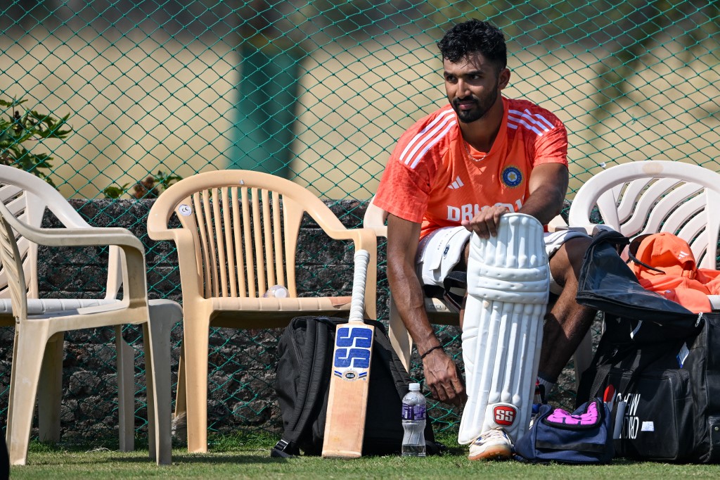 இந்திய அணியில் கால் பதித்த தேவ்தத் படிக்கல்… பும்ராஹ் ரீ எண்ட்ரீ; ஐந்தாவது போட்டியில் முதலில் பேட்டிங்கை தேர்வு செய்தது இங்கிலாந்து !!