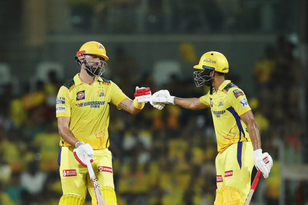 சதத்தை தவறவிட்ட ருத்துராஜ் கெய்க்வாட்… சிவம் துபே, டேரியல் மிட்செல் மிரட்டல்; 212 ரன்கள் குவித்தது சென்னை சூப்பர் கிங்ஸ் !!