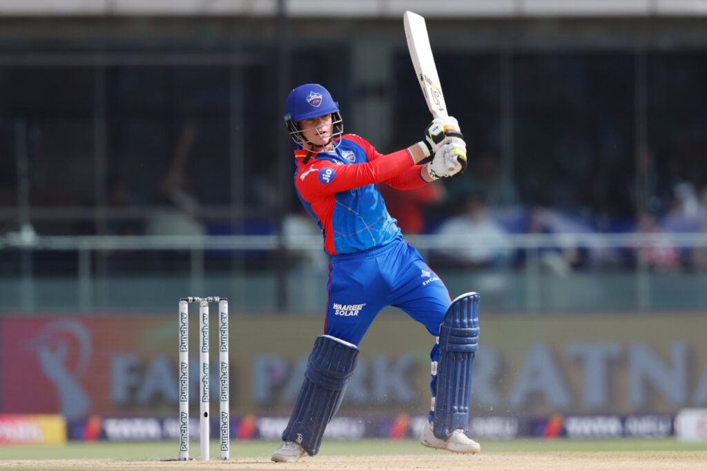 யாரு சாமி நீ..? பும்ராஹ் ஓவரில் 18 ரன்கள்… 15 பந்துகளில் அரைசதம்; மும்பை இந்தியன்ஸை கதறவிடும் 22 வயது அதிரடி நாயகன் !!