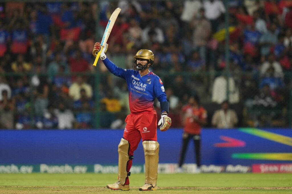 7 சிக்ஸர்… 5 பவுண்டரி… முடிந்தவரை மோதி பார்த்த தினேஷ் கார்த்திக்; 25 ரன்கள் வித்தியாசத்தில் மிரட்டல் வெற்றி பெற்றது ஹைதராபாத் !!